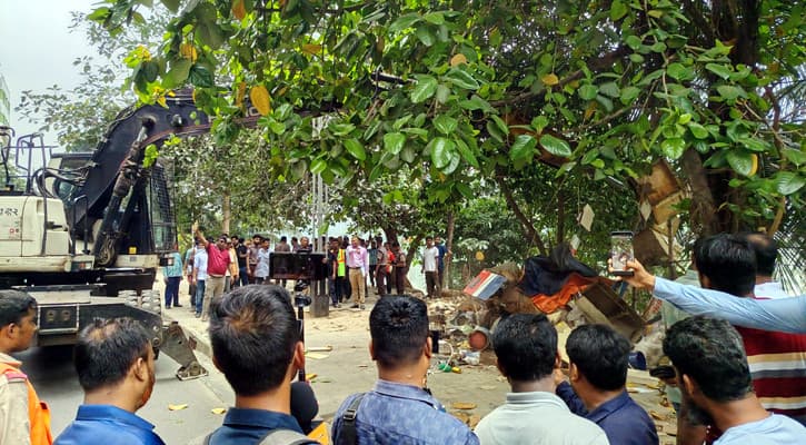 গুলশানে ফুটপাত দখলমুক্ত করতে যৌথ অভিযান