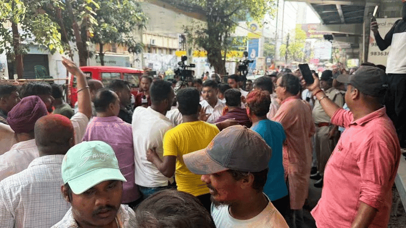 মমতার গাড়ি লক্ষ্য করে ‘চোর’ স্লোগান, কলকাতায় বিজেপি-তৃণমূল সংঘর্ষ