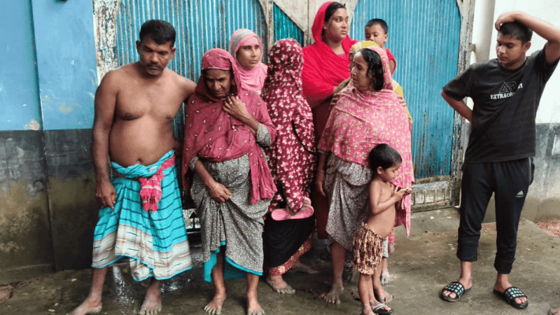 ঘরে ঝুলন্ত দুই শিশুর মরদেহ, বাড়ির পাশে পড়ে ছিল বাবার মরদেহ