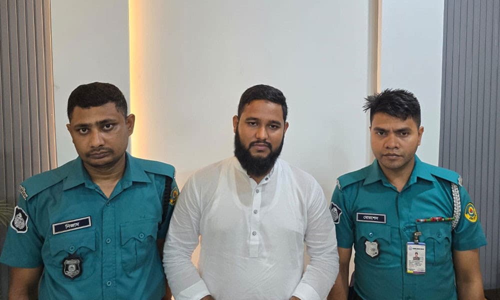 চট্টগ্রামে বাম নেত্রীকে লাথি: জামায়াত কর্মী আকাশের জামিন