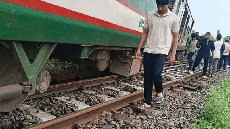 নাটোরে রেলের বগি লাইনচ্যুত, উত্তরবঙ্গের সঙ্গে ঢাকার ট্রেন যোগাযোগ বন্ধ