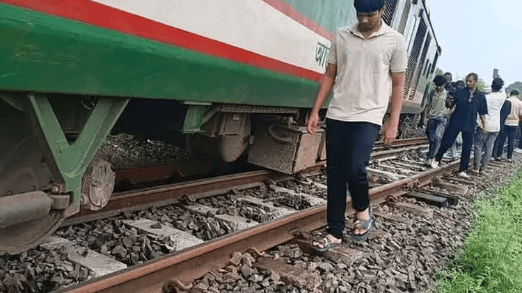 নাটোরে রেলের বগি লাইনচ্যুত, উত্তরবঙ্গের সঙ্গে ঢাকার ট্রেন যোগাযোগ বন্ধ