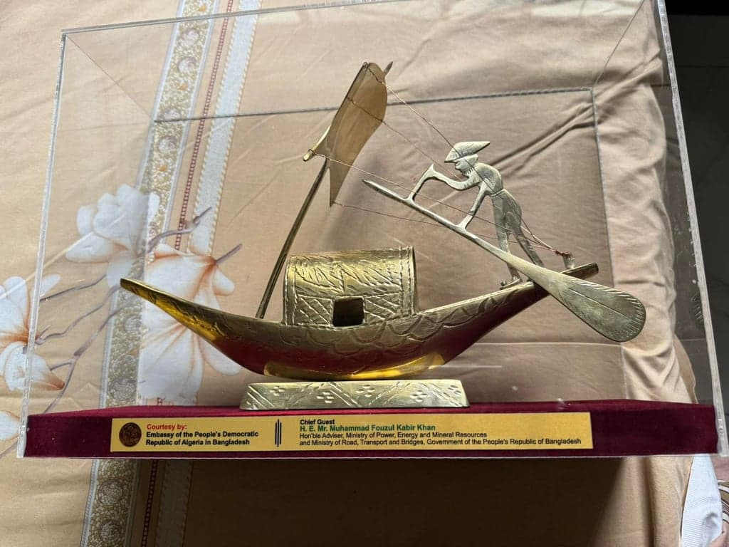 নৌকা উপহার পেলেন উপদেষ্টা মুহাম্মদ ফাওজুল কবির
