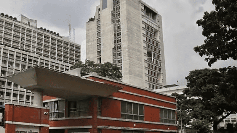 ঈদের ছুটি শেষে খুলেছে অফিস-আদালত, কর্মস্থলে ফিরছে মানুষ