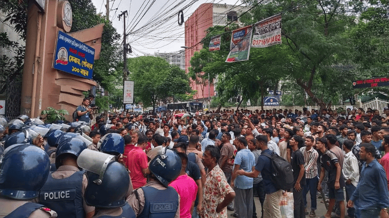 ছাত্রদল-শিবির সংঘর্ষ: ন্যাশনাল মেডিকেলের সামনে ফের উত্তেজনা