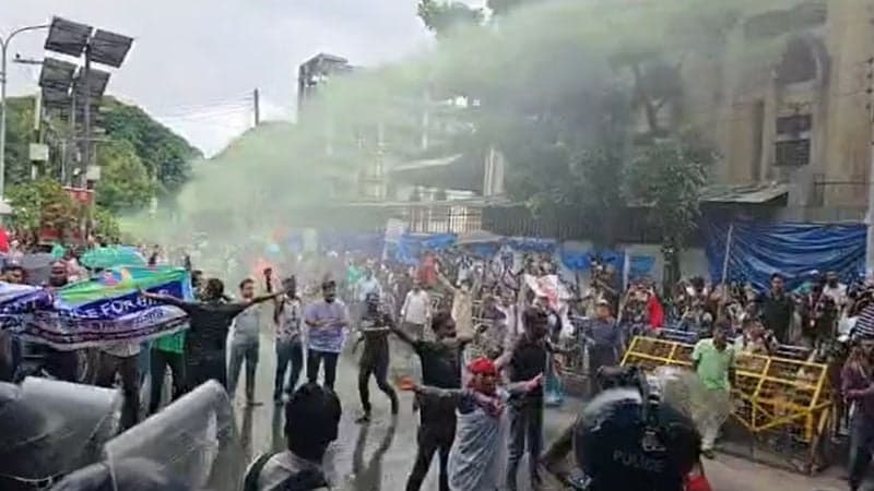 কাকরাইলে জলকামান-সাউন্ড গ্রেনেডে ছত্রভঙ্গ চাকরিচ্যুত বিডিআর সদস্যরা