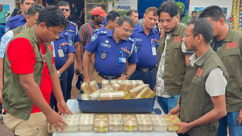 কুমিল্লায় প্রাডো গাড়ি থেকে ১৫ কোটি টাকার ইয়াবা জব্দ, আটক ২