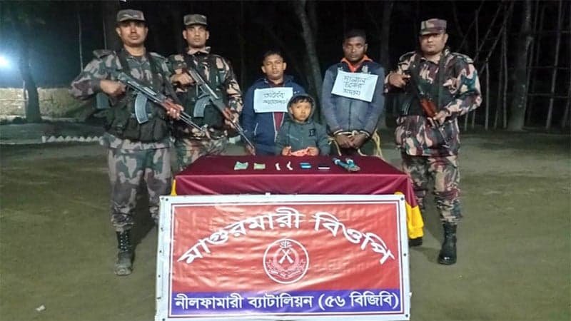 পঞ্চগড় সীমান্তে ভারতে অনুপ্রবেশের সময় দালালসহ ৩ বাংলাদেশি আটক