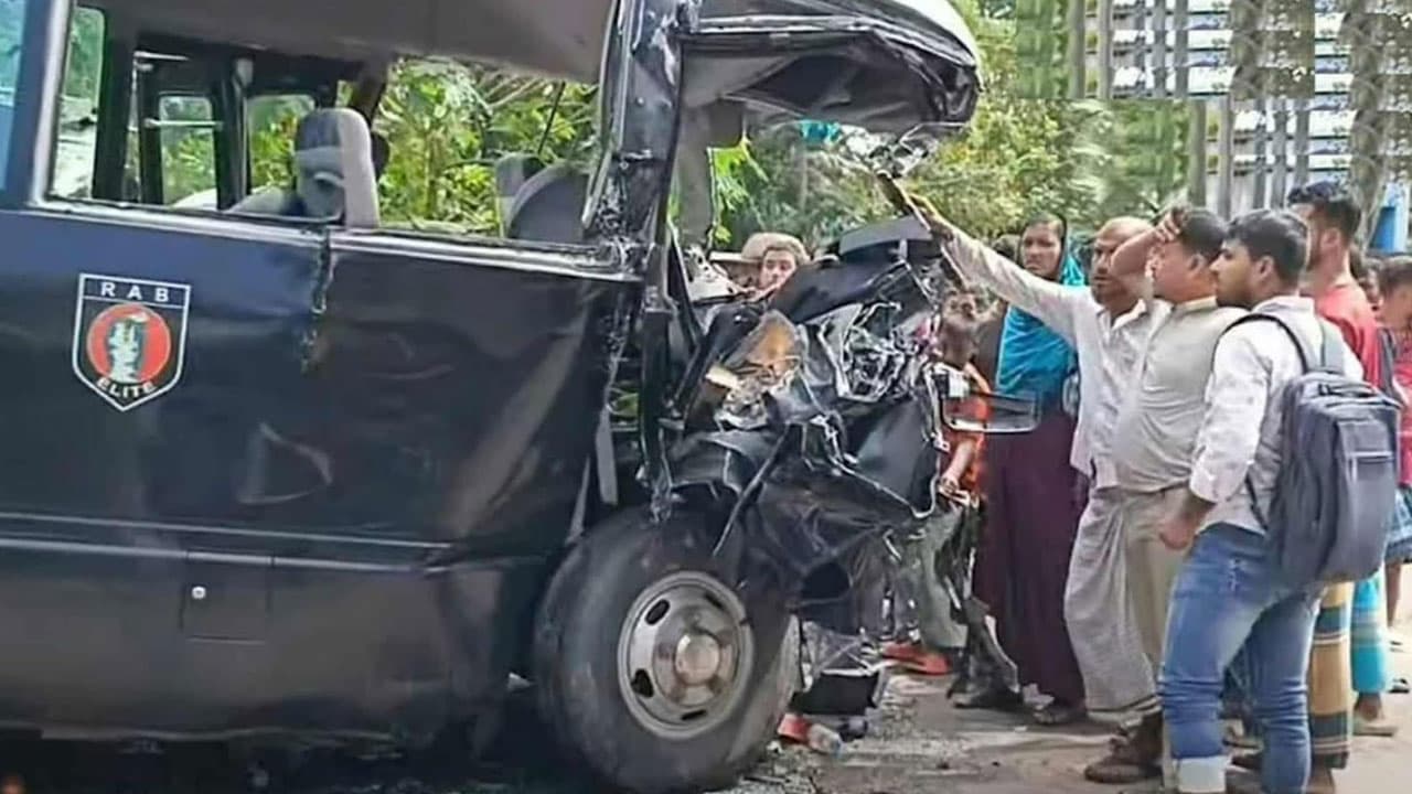 পটুয়াখালীতে বাস ও র‍্যাবের গাড়ির মুখোমুখি সংঘর্ষে নিহত ৩