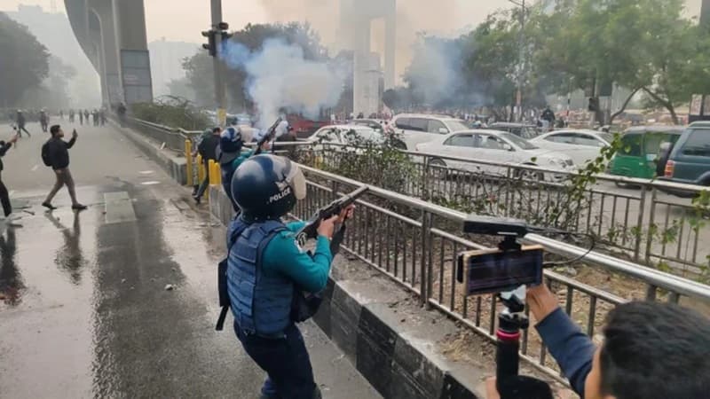 কারওয়ান বাজারে ফের মোবাইল ফোন ব্যবসায়ীরা, সাউন্ড গ্রেনেড নিক্ষেপ