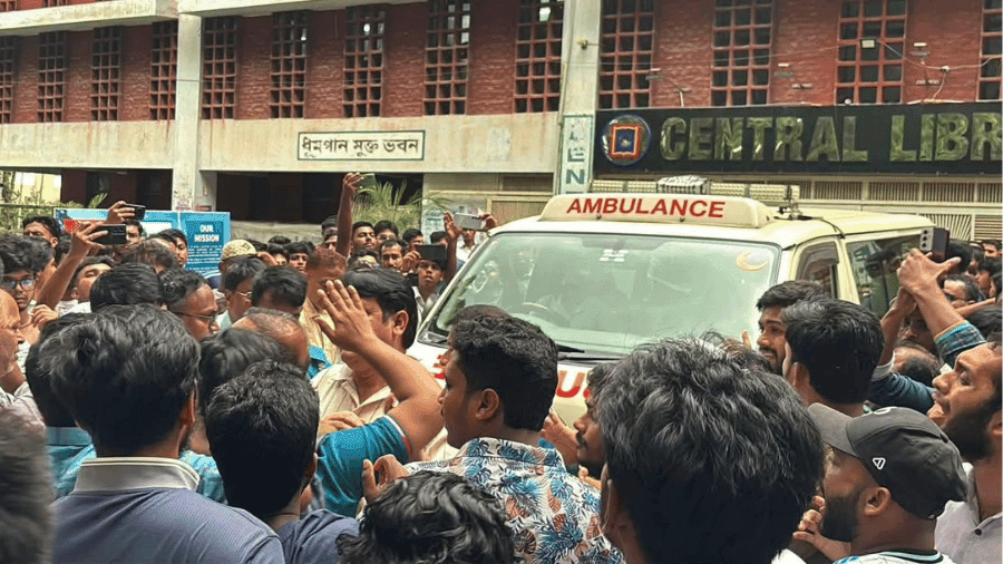 রাবির কেন্দ্রীয় গ্রন্থাগারে ঢুকে শিক্ষার্থীদের মারধর করলেন রাকসু ও শিবির নেতারা