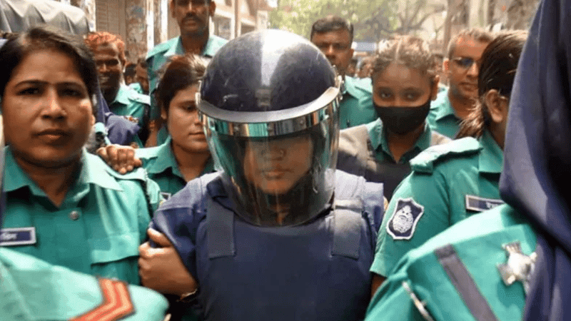 আদালতে মমতাজকে দেখে গেয়ে উঠলেন দর্শনার্থীরা, কেউ করলেন গান শোনার আবদার