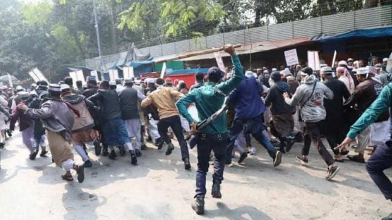 শাহবাগে মাদরাসা শিক্ষকদের ওপর জলকামান, ও পুলিশের লাঠিচার্জ