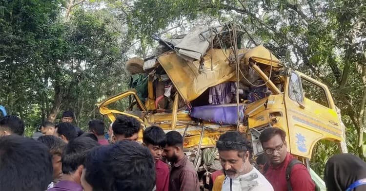 নাটোরে বাস-ট্রাকের মুখোমুখি সংঘর্ষে নিহত ১৪, আহত অন্তত ৩০