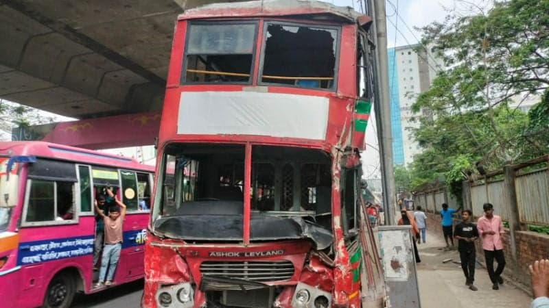কারওয়ান বাজারে বাস দুর্ঘটনায় ঢাবির ৮ শিক্ষার্থী আহত