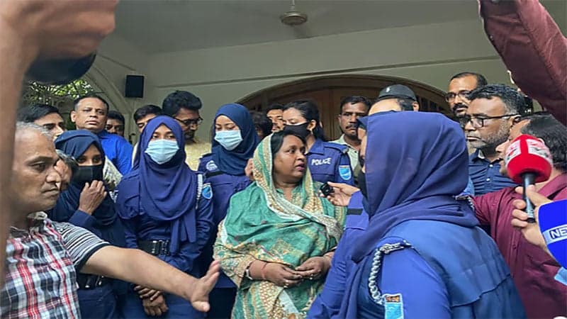 অভিযানের ৬ ঘণ্টা পর নারায়ণগঞ্জের সাবেক মেয়র আইভীকে গ্রেপ্তার