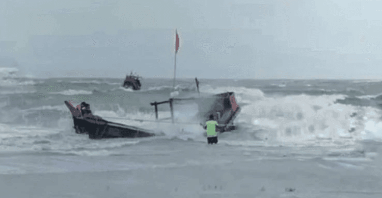 উত্তাল বঙ্গোপসাগরে ট্রলারডুবি, ২২ ঘণ্টা পর মিলল ৫ জেলের মরদেহ