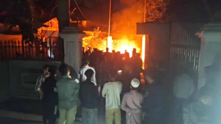 সাবেক রাষ্ট্রপতি আবদুল হামিদের বাড়িতে ভাঙচুর, আগুন