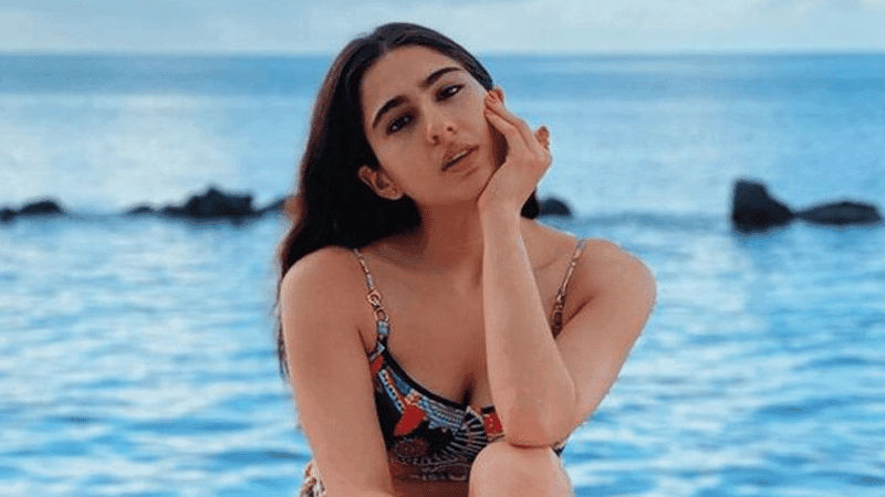 সঞ্চালকের রসিকতায় অস্বস্তিতে সারা আলি খান