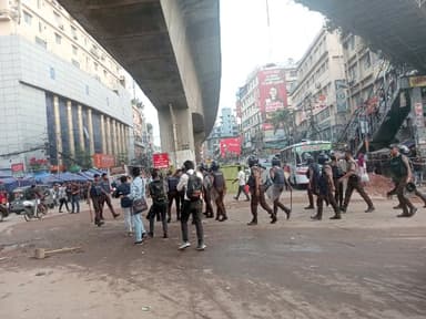 মিরপুর ১০ গোলচত্বরে অবরোধের চেষ্টা বিক্ষোভকারীদের, সরিয়ে দিলো পুলিশি