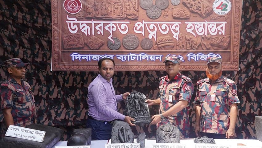 বিজিবির অভিযানে উদ্ধার ৭ প্রাচীন পুরাকীর্তি প্রত্নতত্ত্ব অধিদপ্তরে হস্তান্তর