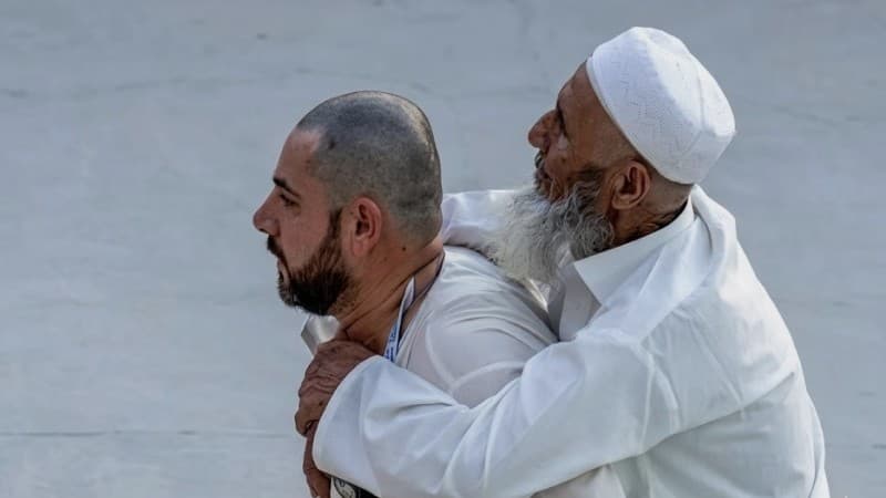 বাবাকে কাঁধে নিয়ে ছেলের হজ, শ্রদ্ধা ও ভক্তির এক হৃদয়স্পর্শী দৃশ্য