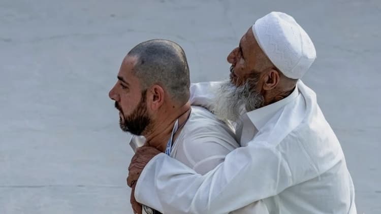 বাবাকে কাঁধে নিয়ে ছেলের হজ, শ্রদ্ধা ও ভক্তির এক হৃদয়স্পর্শী দৃশ্য