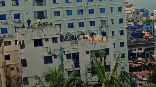 চট্টগ্রামে ছাত্রলীগ কর্মীদের ছাদ থেকে ফেলে দেওয়ার অভিযোগে মামলা