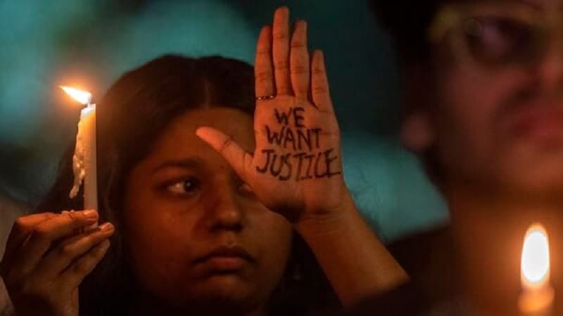 কলকাতায় ‘রাত দখল করে’ ধর্ষণ ও হত্যার প্রতিবাদ