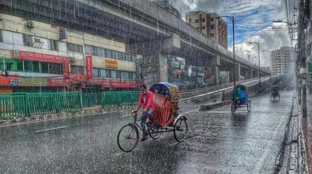 ঢাকায় আজ বজ্রসহ বৃষ্টির আভাস, ভ্যাপসা গরমে মিলতে পারে স্বস্তি
