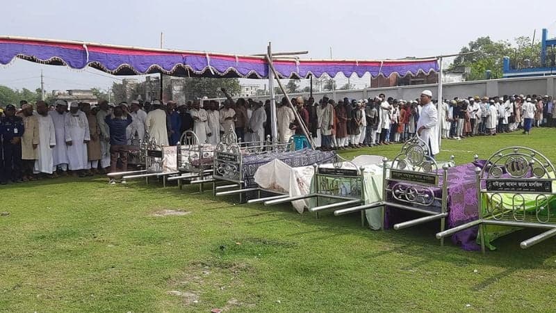 মোংলায় পাশাপাশি কবরে ৯ জনের দাফন সম্পন্ন
