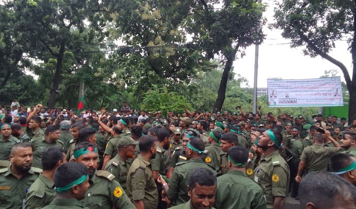 আনসার সদস্যদের বিক্ষোভ, প্রেসক্লাবের সামনে রাস্তা বন্ধ
