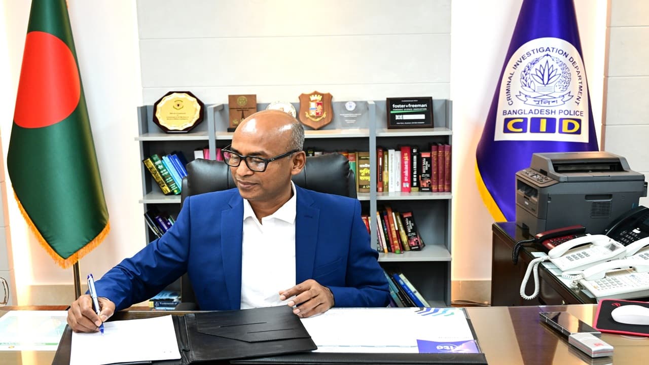 সিআইডির প্রধান হিসেবে দায়িত্ব নিলেন অতিরিক্ত আইজিপি ব্যারিস্টার মোশাররফ হোছাইন