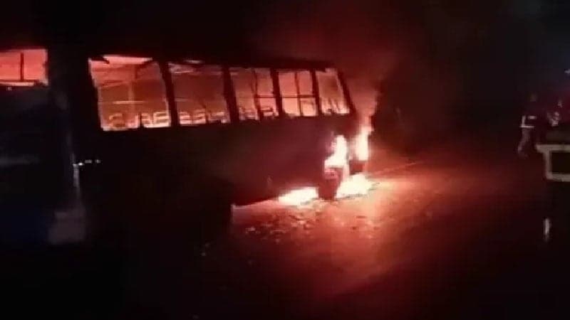 ভোররাতে ডেমরায় বাসে আগুন, হেলপারের মৃত্যু