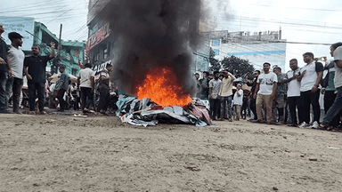 বগুড়ায় এনসিপি নেতাদের ব্যানারে আগুন দিয়ে ছাত্রদলের বিক্ষোভ