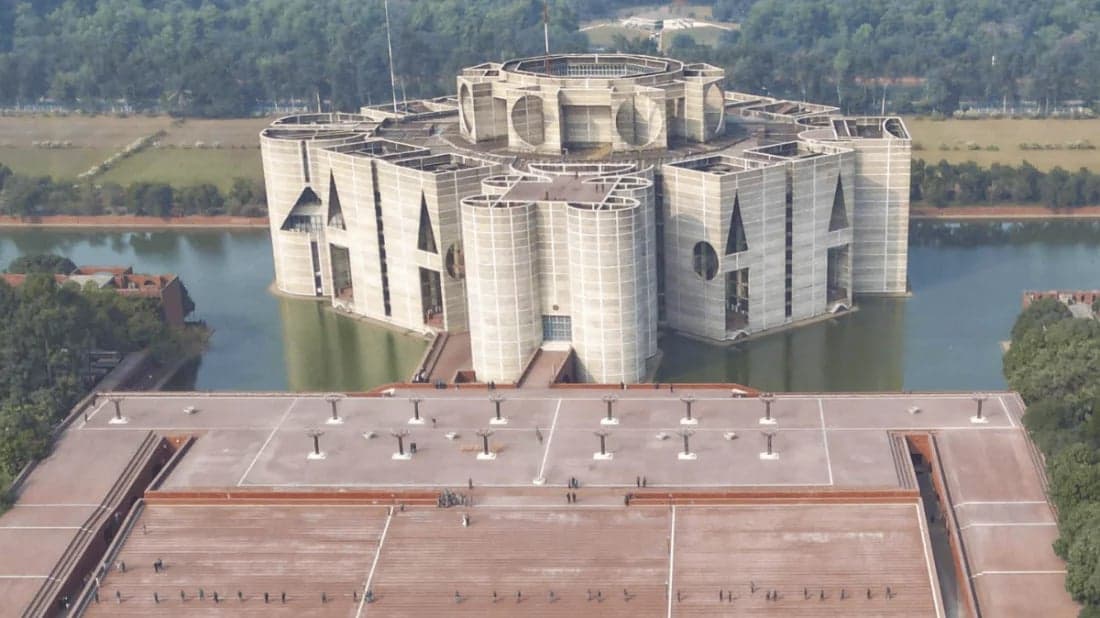 বঙ্গভবনের বাইরে এবার দক্ষিণ প্লাজায় নতুন সরকারের শপথ অনুষ্ঠান