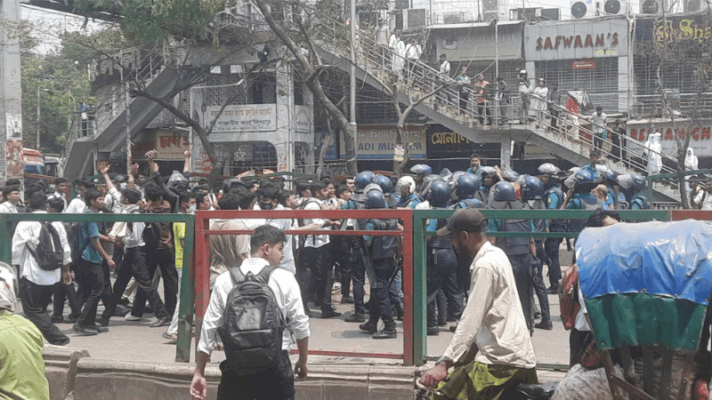 সায়েন্স ল্যাব মোড়ে ঢাকা কলেজ ও সিটি কলেজ শিক্ষার্থীদের সংঘর্ষ