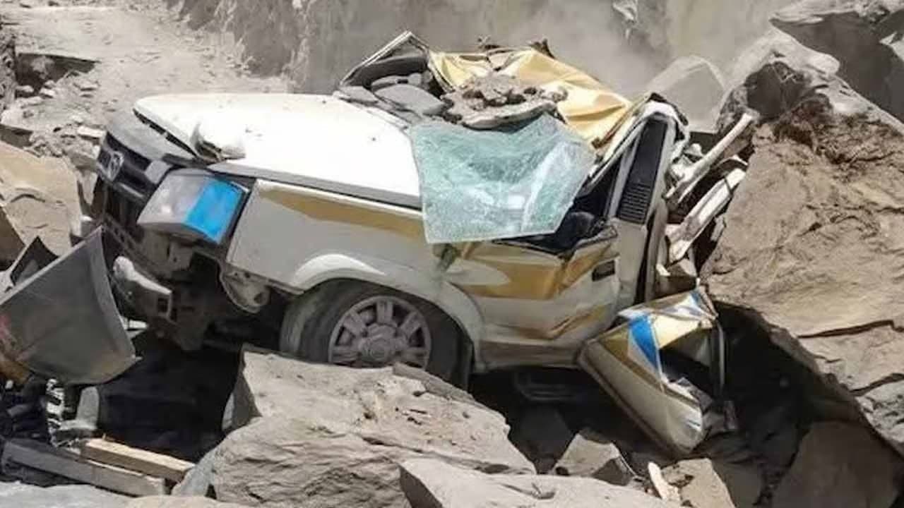 হিমাচলে পাহাড়ধসে প্রাণ গেল ১৩ জনের, ধ্বংসস্তূপে চাপা পর্যটকবাহী গাড়ি