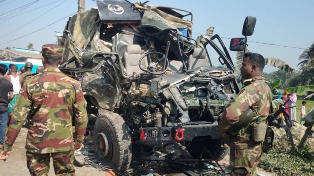 ফুলপুরে বাস–সেনাবাহিনীর গাড়ির মুখোমুখি সংঘর্ষে নিহত ৩, আহত ১৫