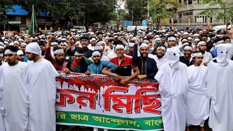 কাফনের কাপড় বেঁধে পলিটেকনিক শিক্ষার্থীদের মিছিল