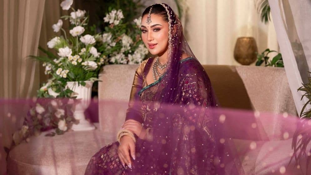 রাজকীয় সাজে মুগ্ধতা ছড়ালেন অপু বিশ্বাস