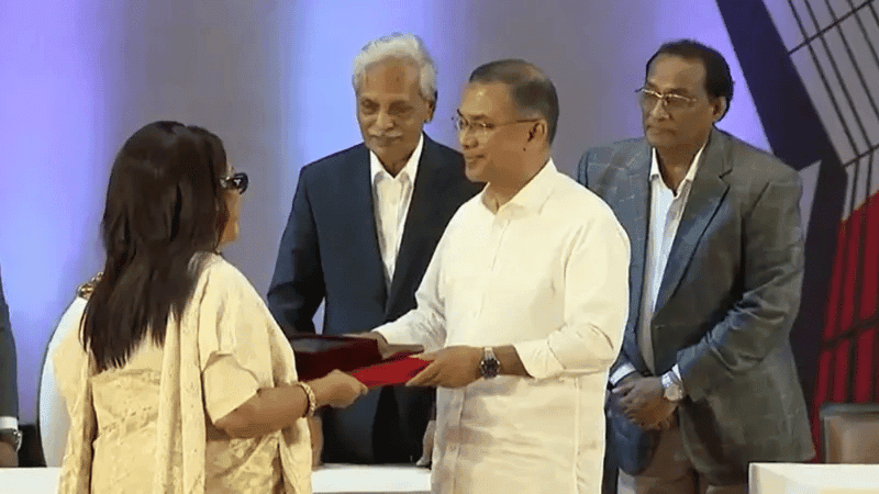 বিশিষ্ট ব্যক্তিদের হাতে একুশে পদক তুলে দিলেন প্রধানমন্ত্রী