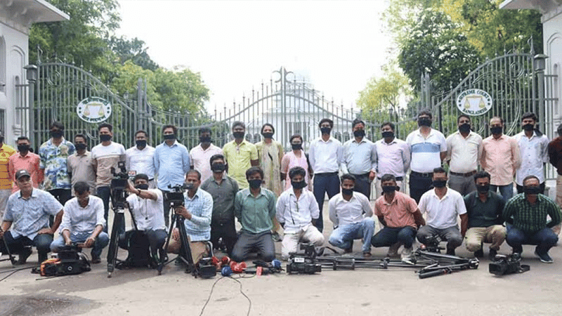 সুপ্রিম কোর্টের এজলাসে সাংবাদিকদের প্রবেশে বাধা, মুখে কালো কাপড় বেঁধে প্রতিবাদ