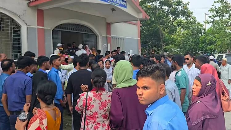 সোনারগাঁয়ে ২০২৫ সালের প্রশ্নপত্রে এসএসসি পরীক্ষা