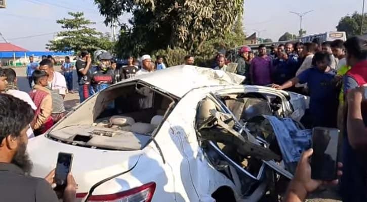 সাভারে বাস-প্রাইভেটকারের সংঘর্ষে নিহত ৩