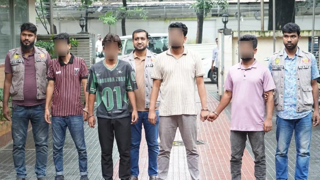 যাত্রাবাড়ী থানার সামনে ককটেল বিস্ফোরণ: আওয়ামী লীগ নেতাসহ গ্রেপ্তার ৪