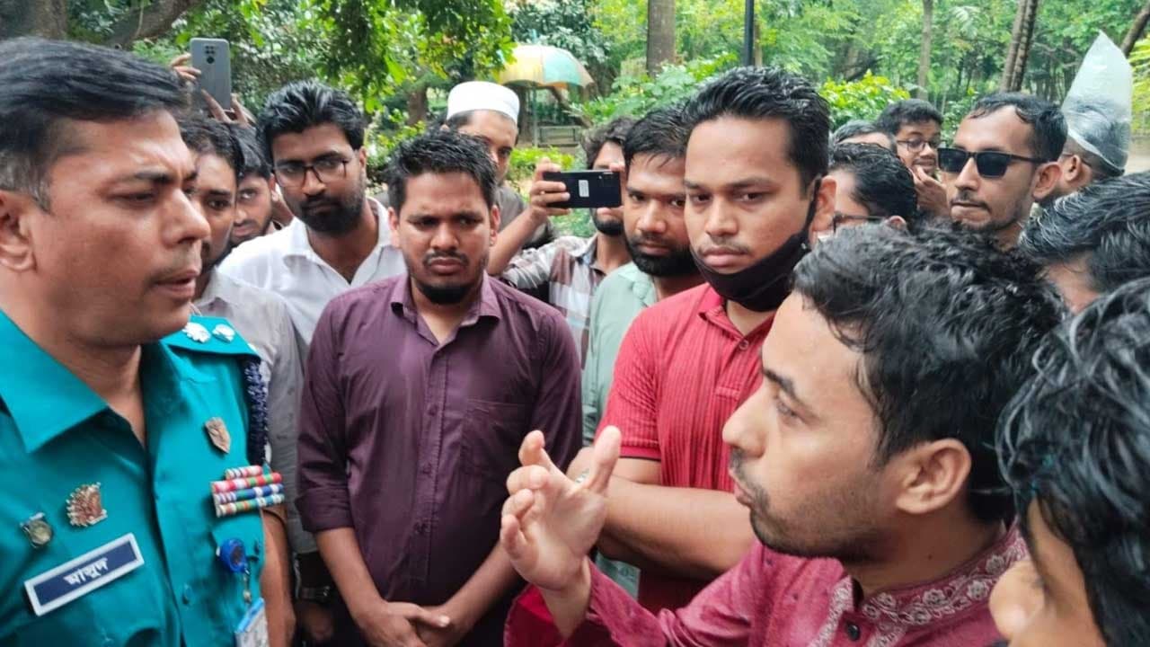 যমুনার দিকে পদযাত্রা ঠেকাতে বিক্ষোভকারীদের বাধা দিয়েছে পুলিশ