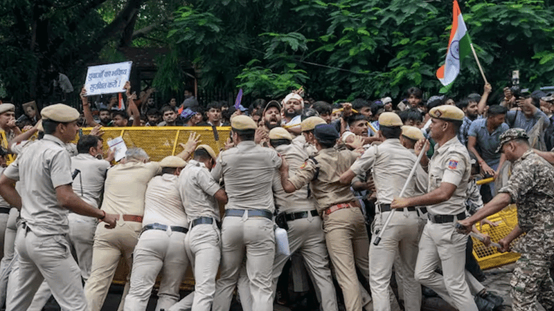 ভারতে ‘চলো সংসদ’ কর্মসূচিতে পুলিশের লাঠিচার্জ, বন্ধ মোবাইল ইন্টারনেট