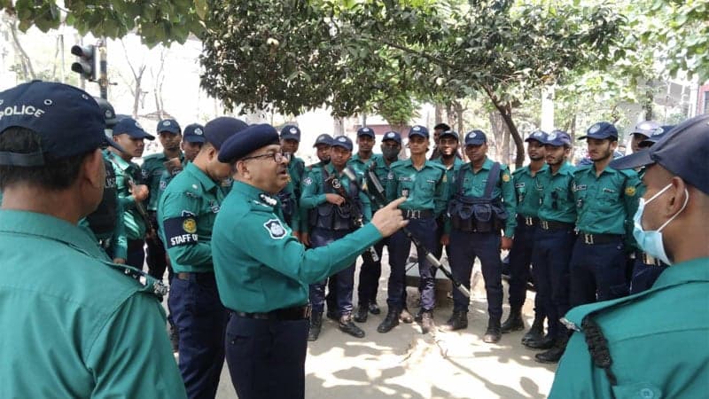 শিক্ষা ভবন এলাকায় আকস্মিক পরিদর্শনে ডিএমপি কমিশনার