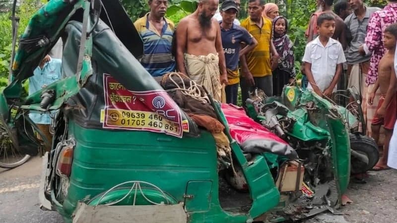 সিরাজগঞ্জে ট্রাকের পেছনে অটোরিকশার ধাক্কা, নিহত ২
